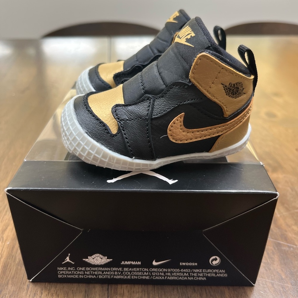 Nike Jordan 1 Crib Bootie Sneaker in Black and Metallic Gold Size 2c